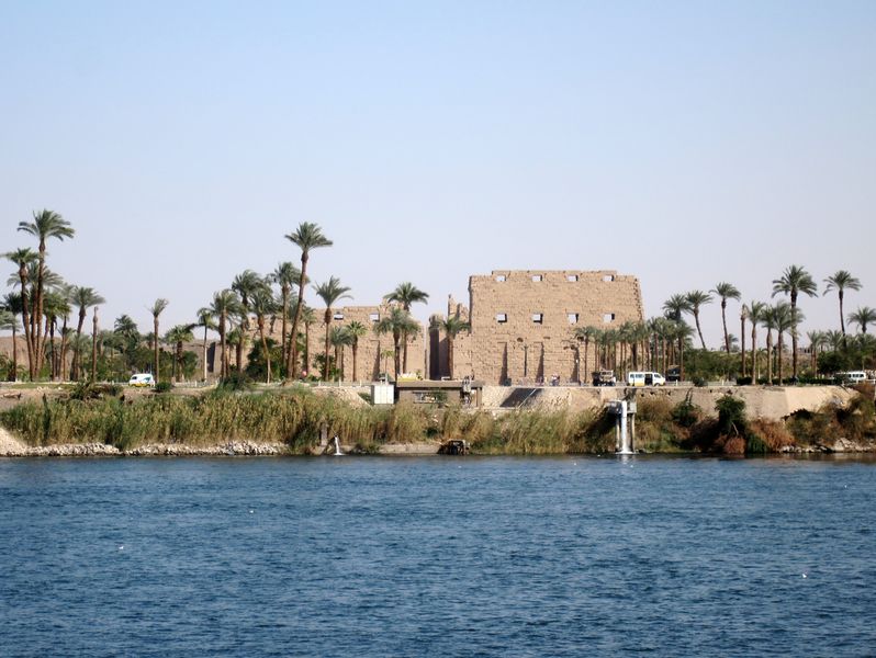 Soubor:Karnak 1. Pylon 01.JPG