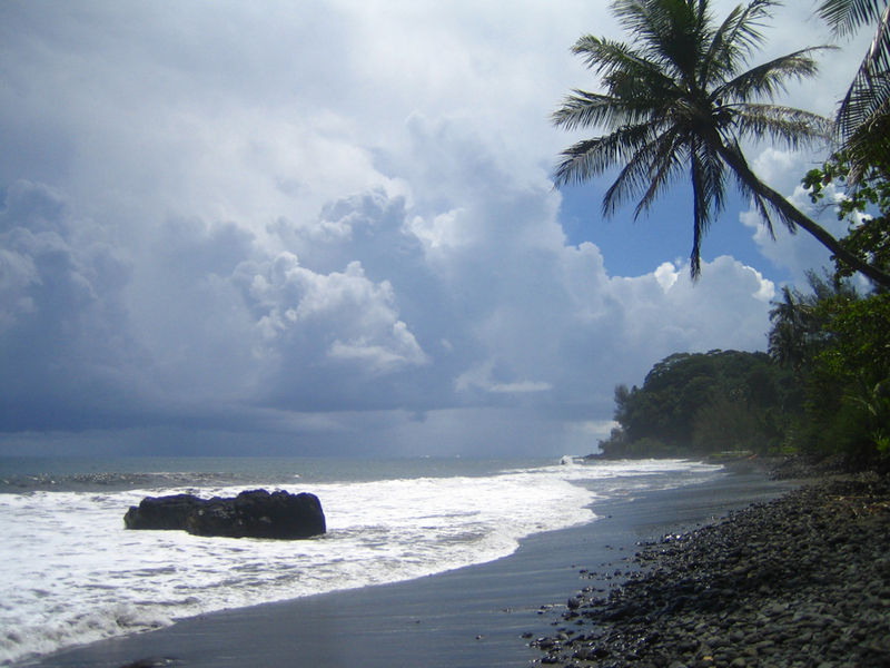 Soubor:Plage.sable.noir.Tahiti.JPG