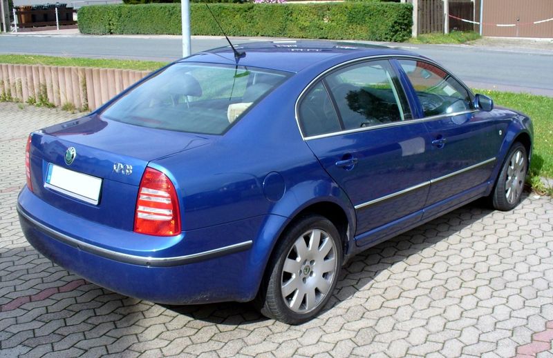 Soubor:Skoda Superb blau Heck.JPG