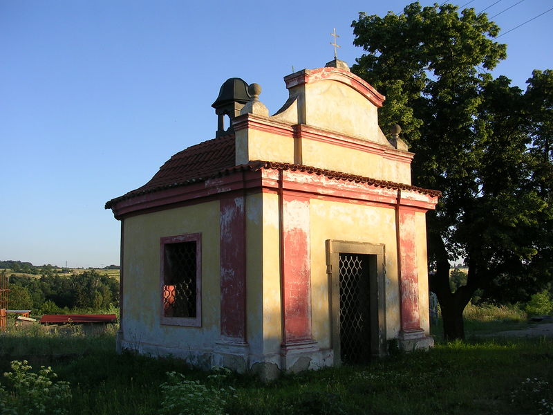 Soubor:Únětice, kaplička poblíž sokolovny.jpg