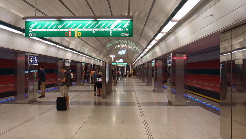 Soubor:NVeleslavín metro station 2016Z09.JPG