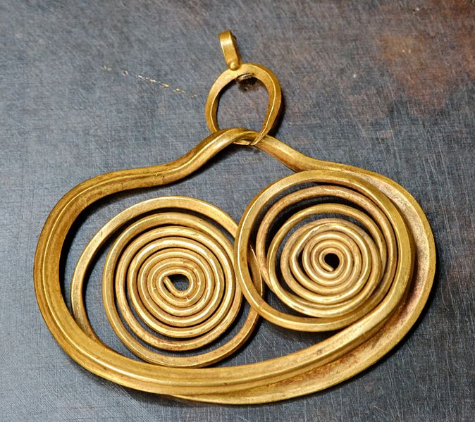 Soubor:Earring Mycenae Louvre Bj135.jpg