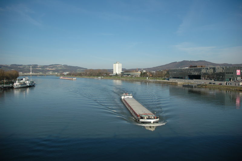 Soubor:Linz Frachtschiffe 2007.jpg