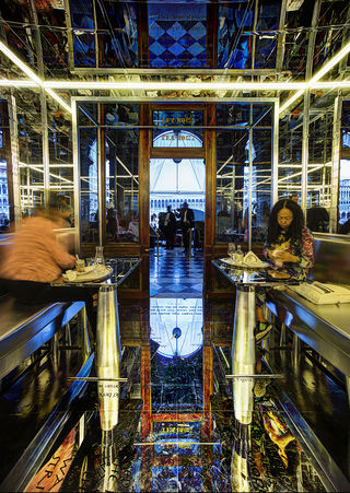 Unikátní zrcadlová čajovna v Benátkách