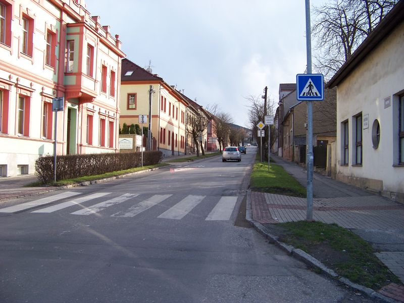 Soubor:Beroun-Zavadilka, Husova, od Tyršovy.jpg