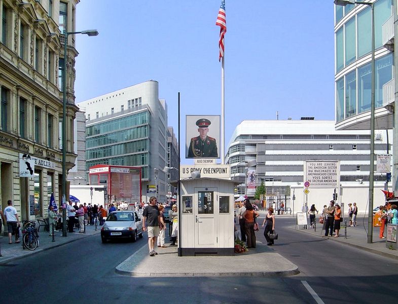 Soubor:Checkpoint Charlie Berlin.jpg