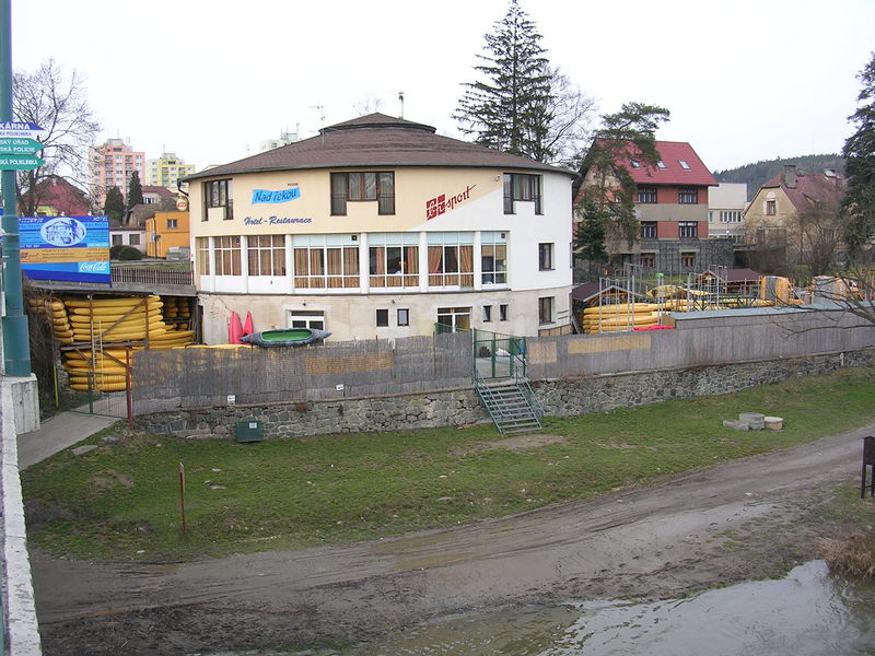 Soubor:Hotel Nad řekou.jpg