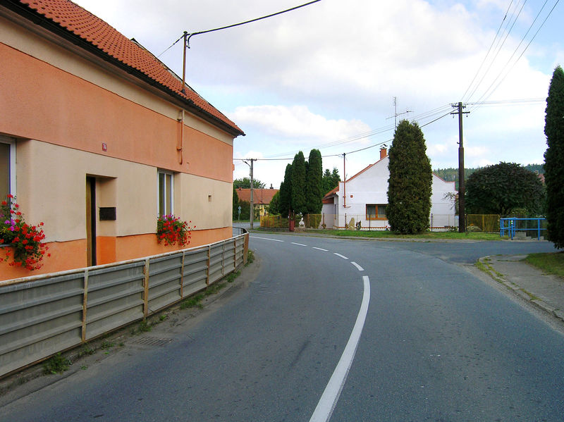 Soubor:Mrzky, Main Road.jpg