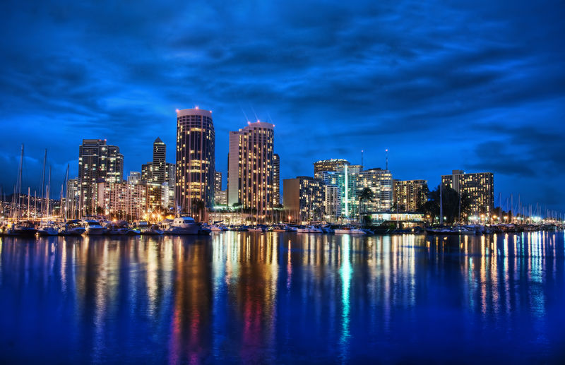 Soubor:Waikiki at Night-TRFlickr.jpg