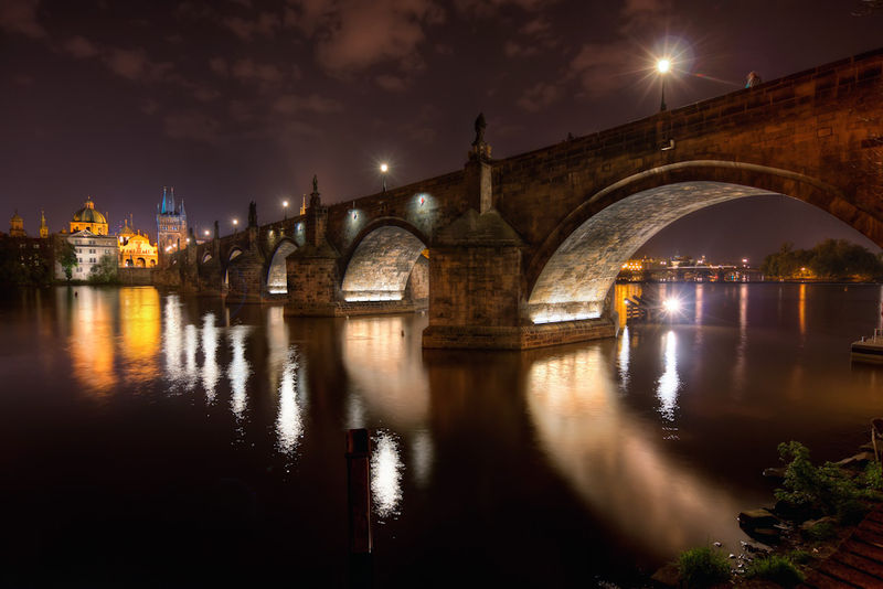 Soubor:Karls Bridge at Midnight-theodevil.jpg