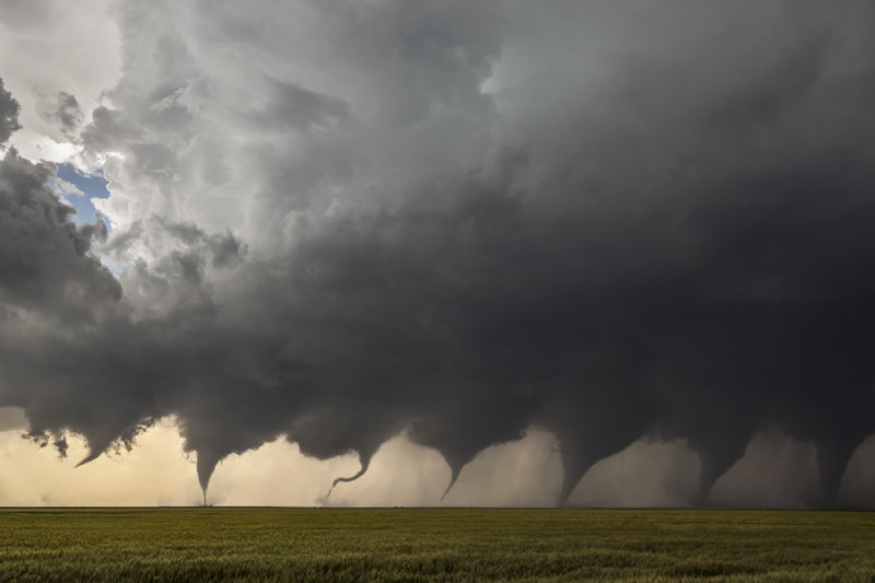 Soubor:Evolution of a Tornado.jpg