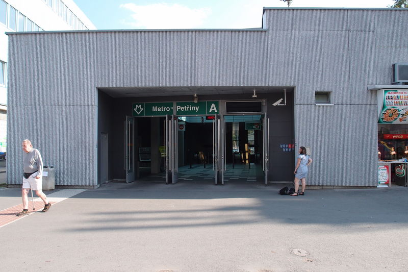 Soubor:Petřiny metro station 2016Z13.JPG