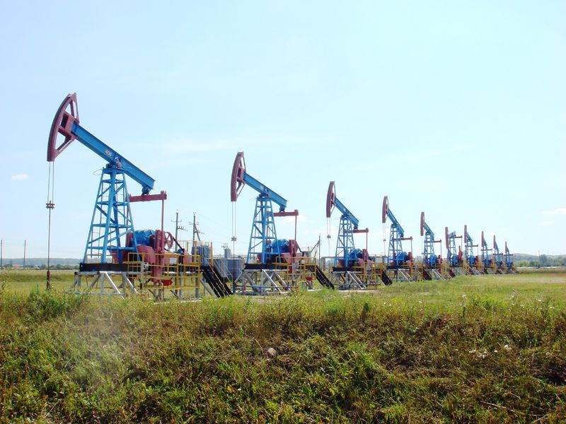 Soubor:Pumpjacks in Ishimbay.jpg