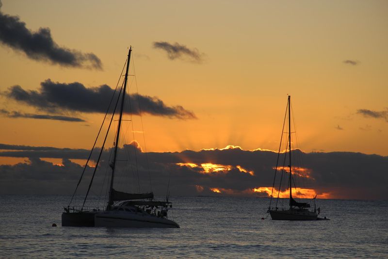 Soubor:Sunset on alofi wharf-2013-Flickr.jpg