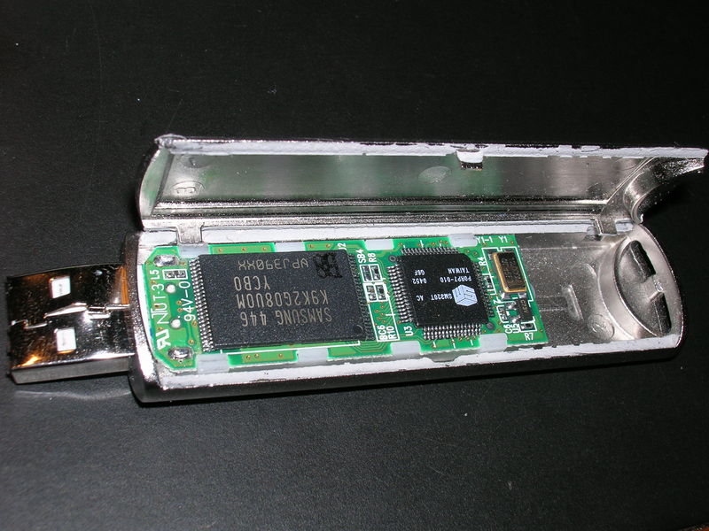 Soubor:USB Drive Open.jpg