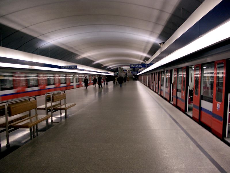 Soubor:Kabaty warsaw subway1.JPG