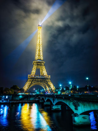 A beautiful final night in Paris before we jump on the bus to drive to Normandy.