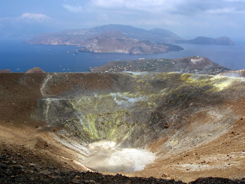 Soubor:Gran Cratere e Lipari.JPG