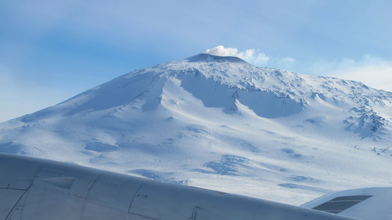 Soubor:Antarctic Volcano Mount Erebus.jpg