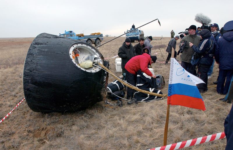 Soubor:Soyuz TMA-2 after landing.jpg