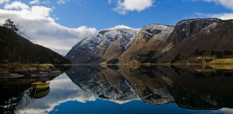 Soubor:UlvikfjordMountainsPanorama.jpg