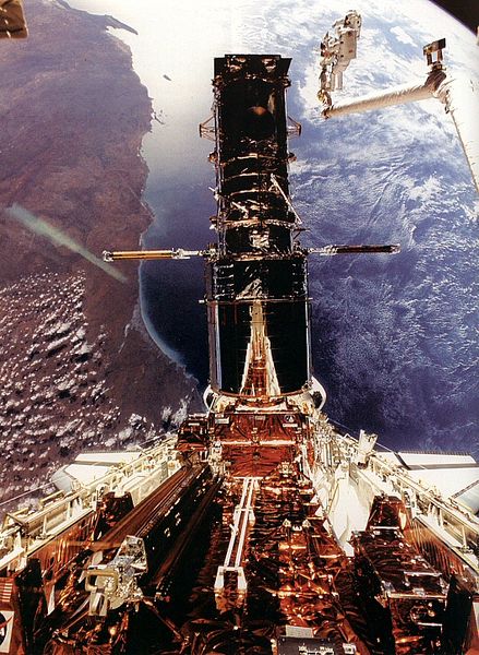 Soubor:HST STS-61 refurbishing.jpg