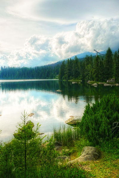 Soubor:Reflection in Strbske pleso-theodevil.jpg