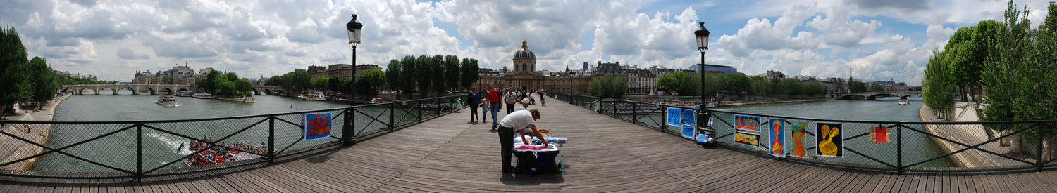 Panoramatický pohled na most od Louvru