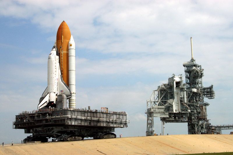 Soubor:STS-114 rollout.jpg