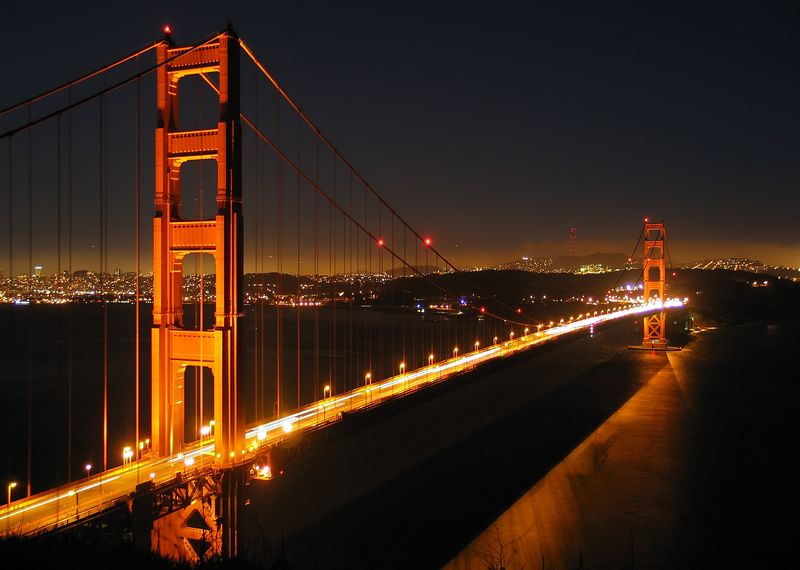 Soubor:Ggb by night.jpg