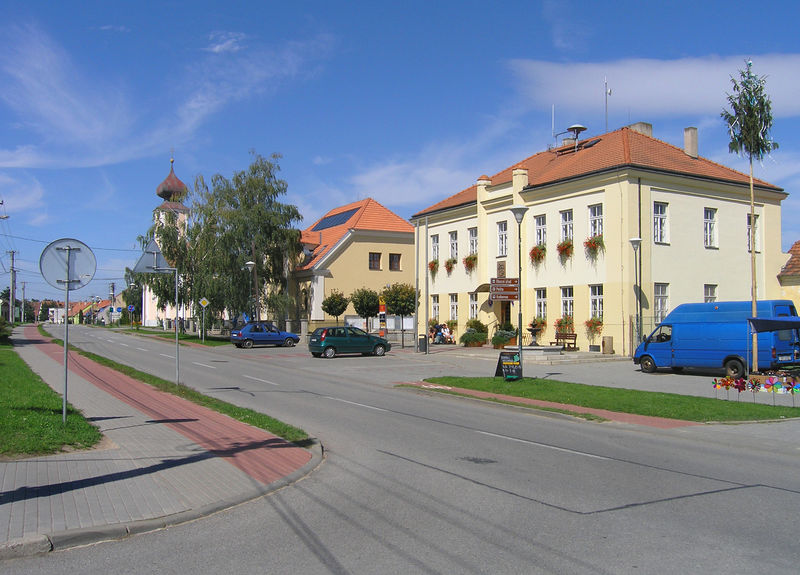 Soubor:Pasohlávky, main street.jpg