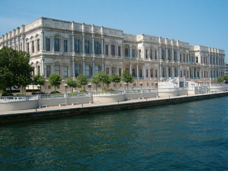 Soubor:Dolmabahce from Bospor.jpg