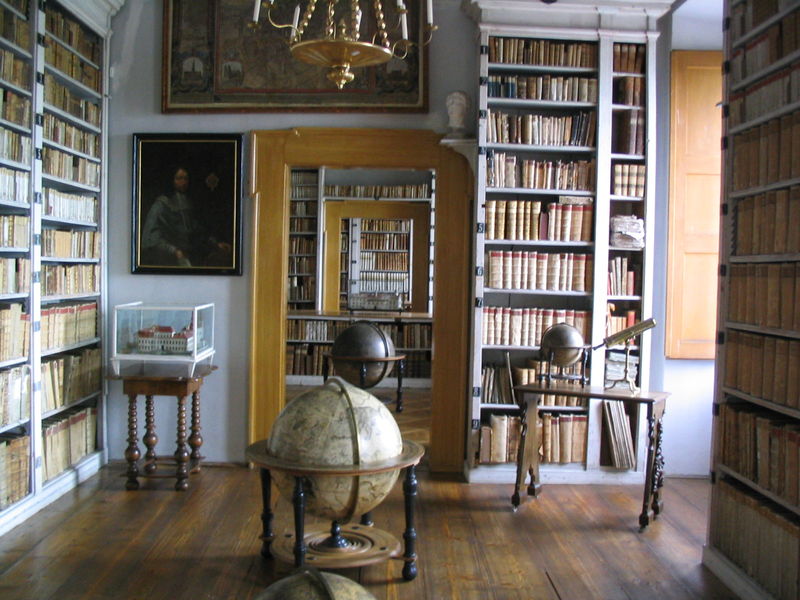 Soubor:Mnichovo Hradiště castel library.jpg