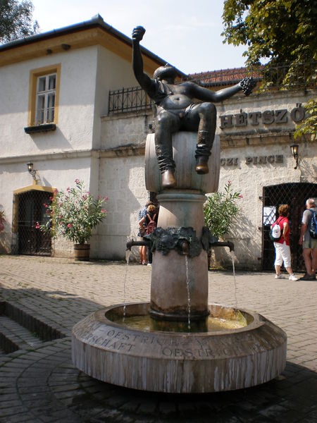 Soubor:Bacchus-Brunnen Tokaj.jpg