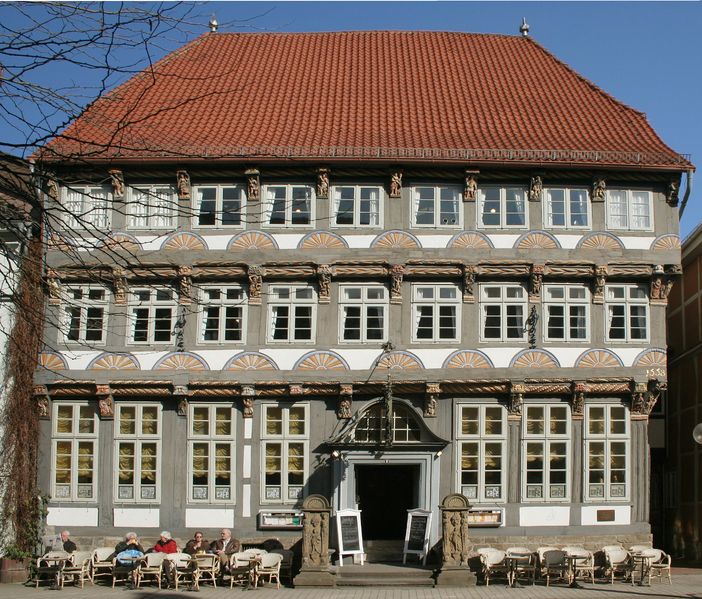 Soubor:Stiftsherrenhaus Hameln.jpg