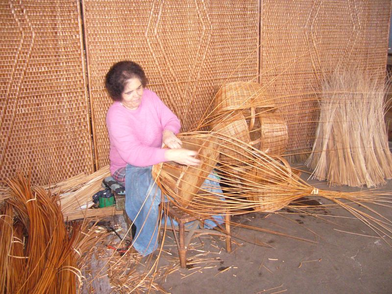 Soubor:Basket making in Camacha.jpg