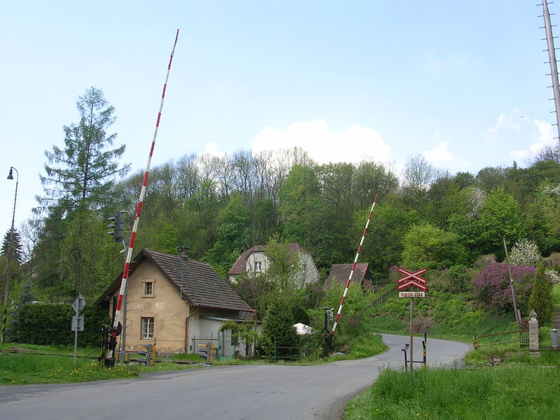 Soubor:Zbečno, železniční přejezd.jpg