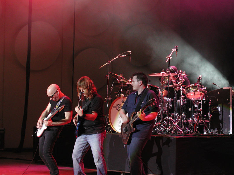 Soubor:Joe Satriani and band.jpg