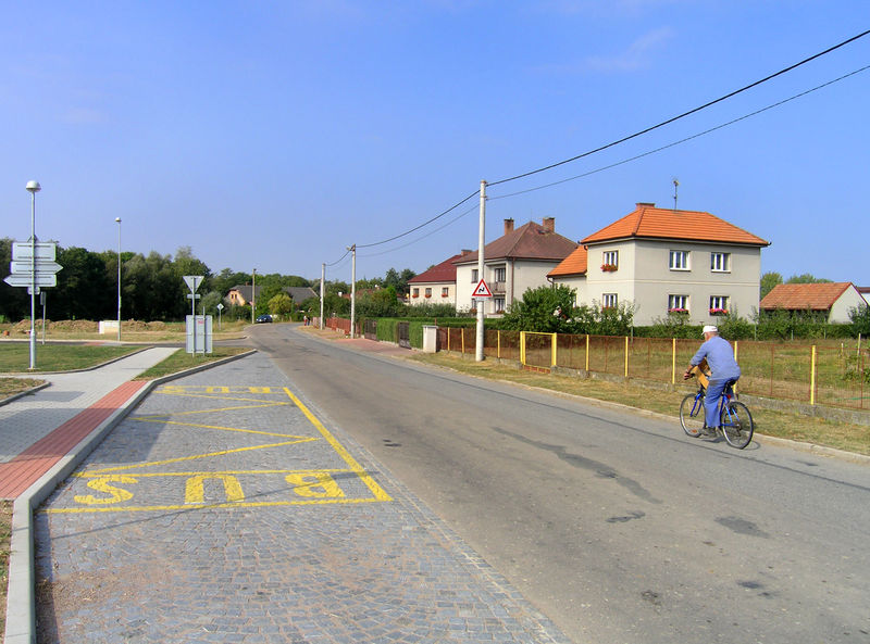 Soubor:Boharyně, Homyle, bus stop.jpg