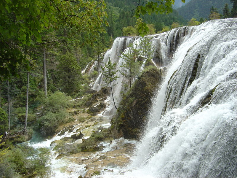 Soubor:Jiuzhaigou Pearl Waterfall 2005-08-21.jpeg