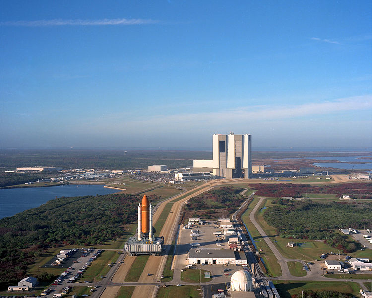 Soubor:STS-36 Rollout - GPN-2000-000680.jpg