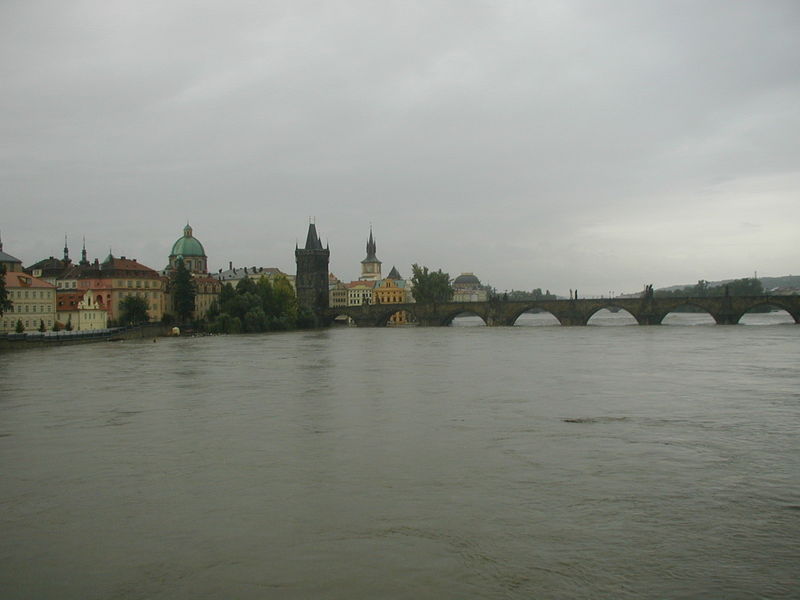 Soubor:CharlesBridge2002floods.JPG