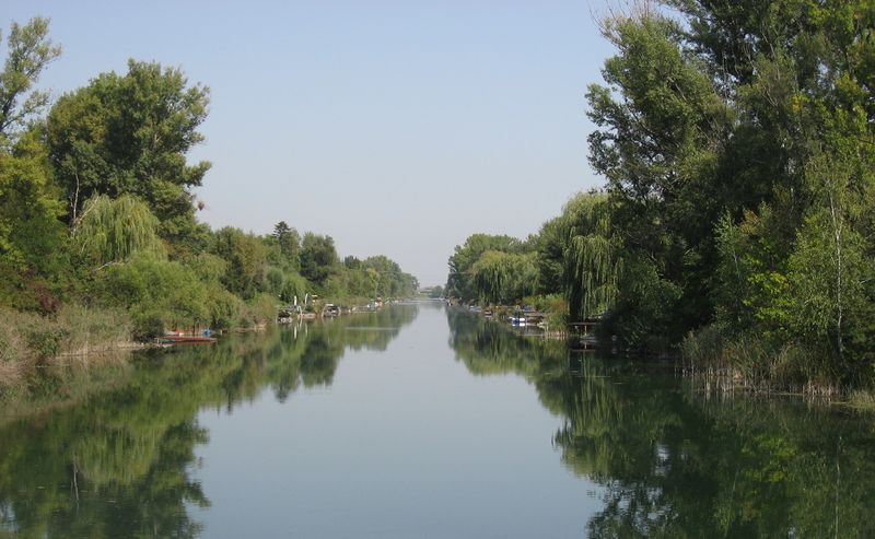 Soubor:Donau-Oder-Kanal Bereich Lobaustraße.jpg