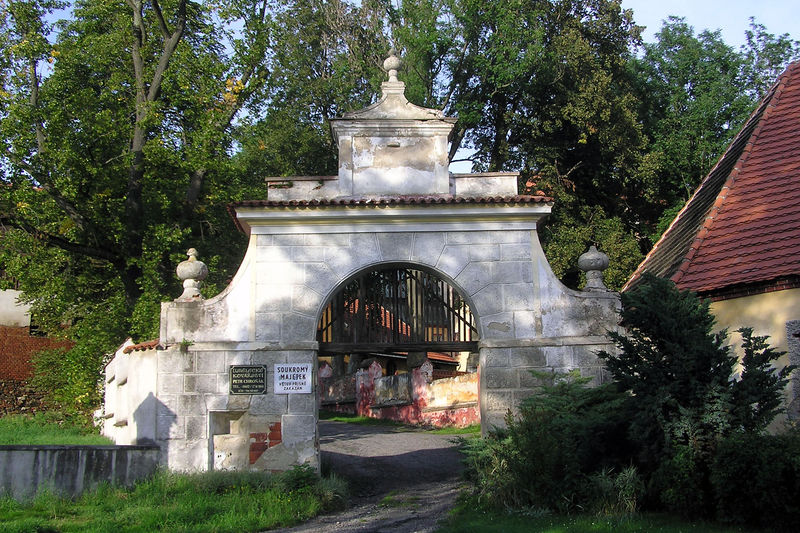 Soubor:Lcovice portal.JPG