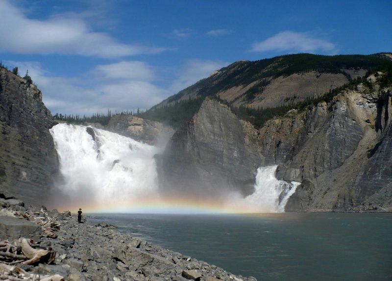 Soubor:Nahanni-VirginiaFalls.jpg