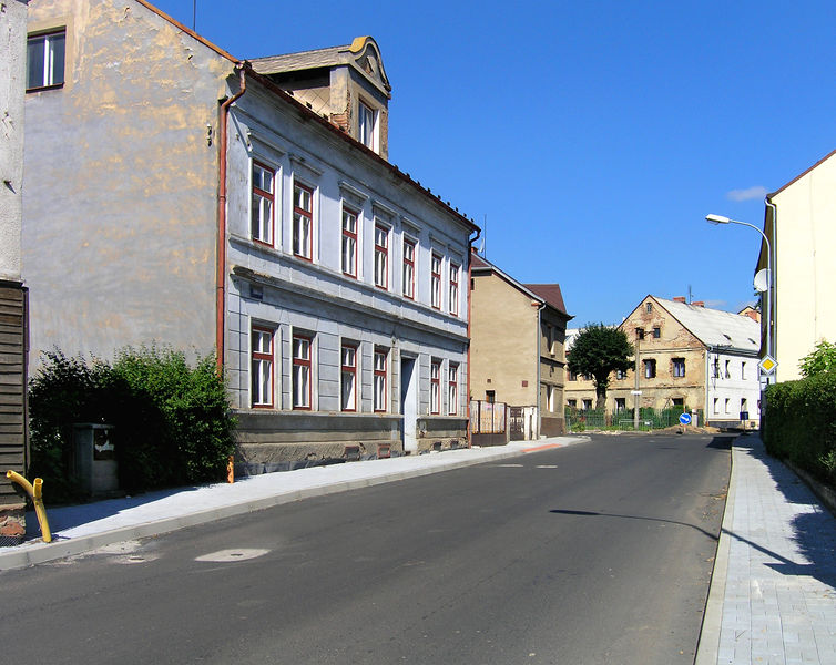 Soubor:Dubí, Mstišov, Školní str.jpg