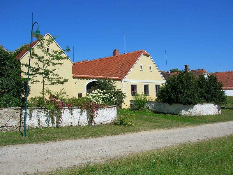 Soubor:Jaromerice nR bonov naves.jpg