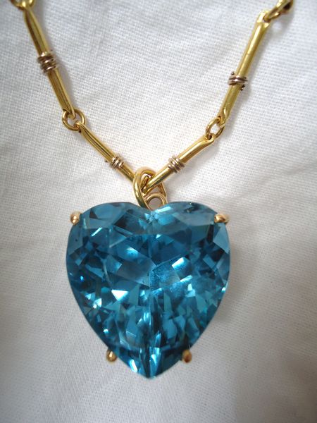 Soubor:Blue topaz heart.jpg