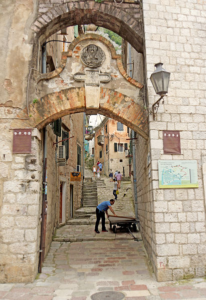 Soubor:Montenegro-02410-Entrance Fortress-DJFlickr.jpg