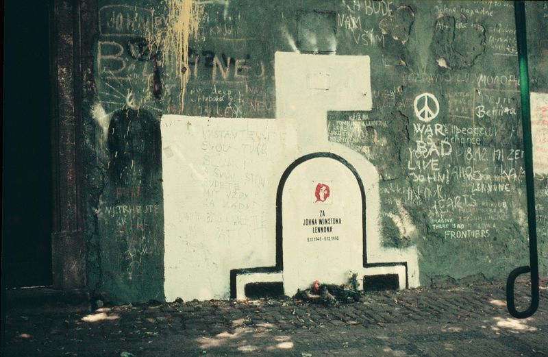 Soubor:Lennon Wall Prague 1983.jpg